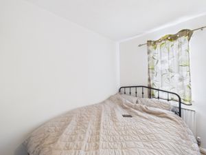 BEDROOM - click for photo gallery